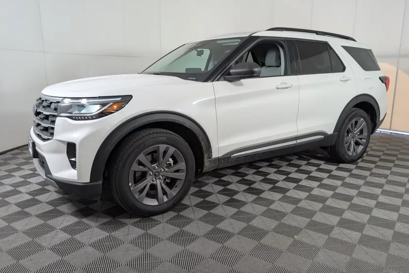 2025 Ford Explorer photo 1