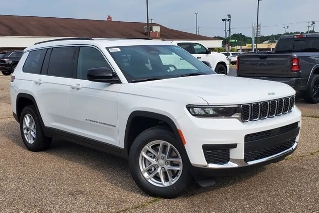 2025 Jeep Grand Cherokee Laredo photo 1