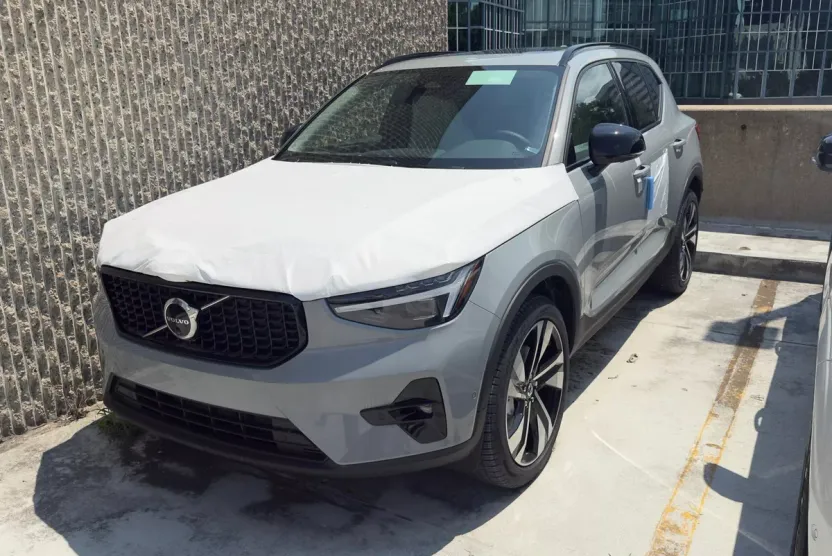 2025 Volvo XC40 Plus photo 1