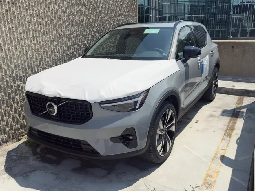2025 Volvo XC40 Plus photo 1