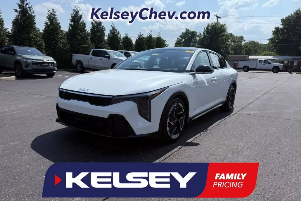 2025 Kia K4 GT-Line photo 1