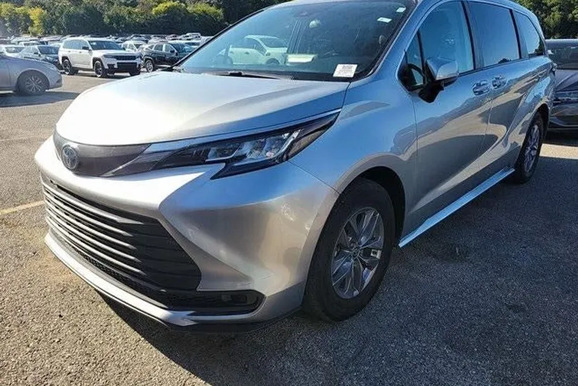2022 Toyota Sienna LE photo 1