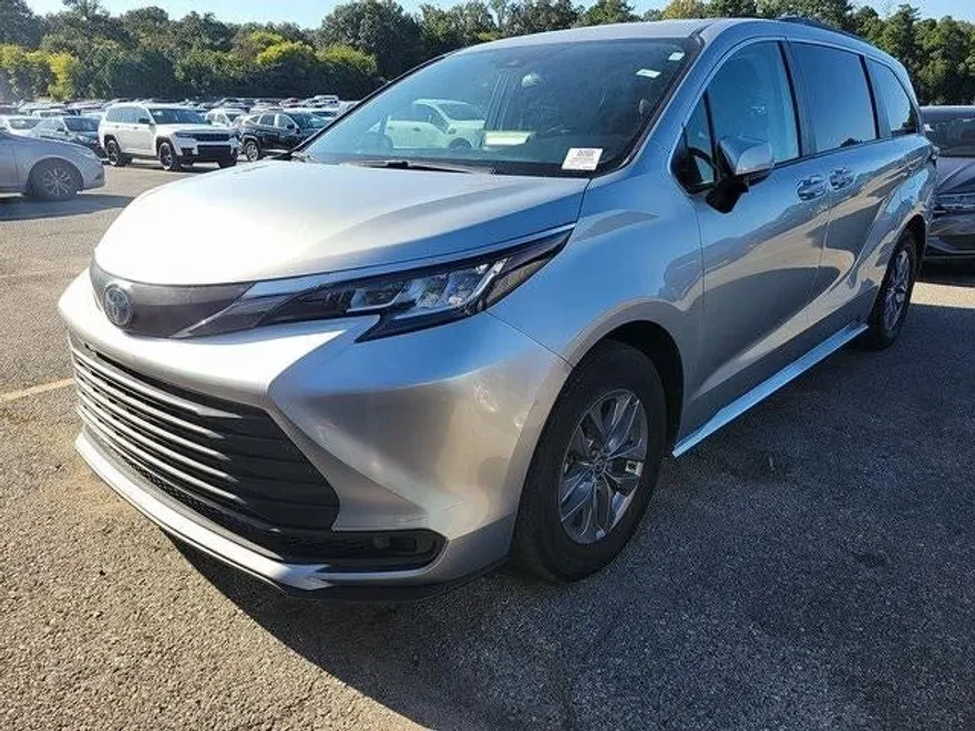 2022 Toyota Sienna LE photo 1