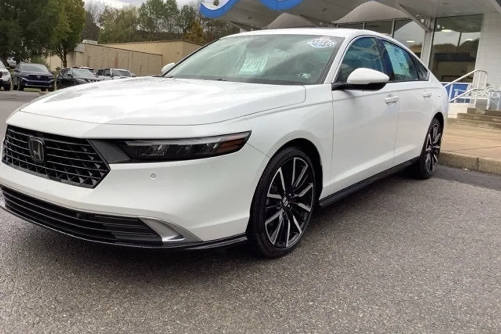 2023 Honda Accord Touring photo 1