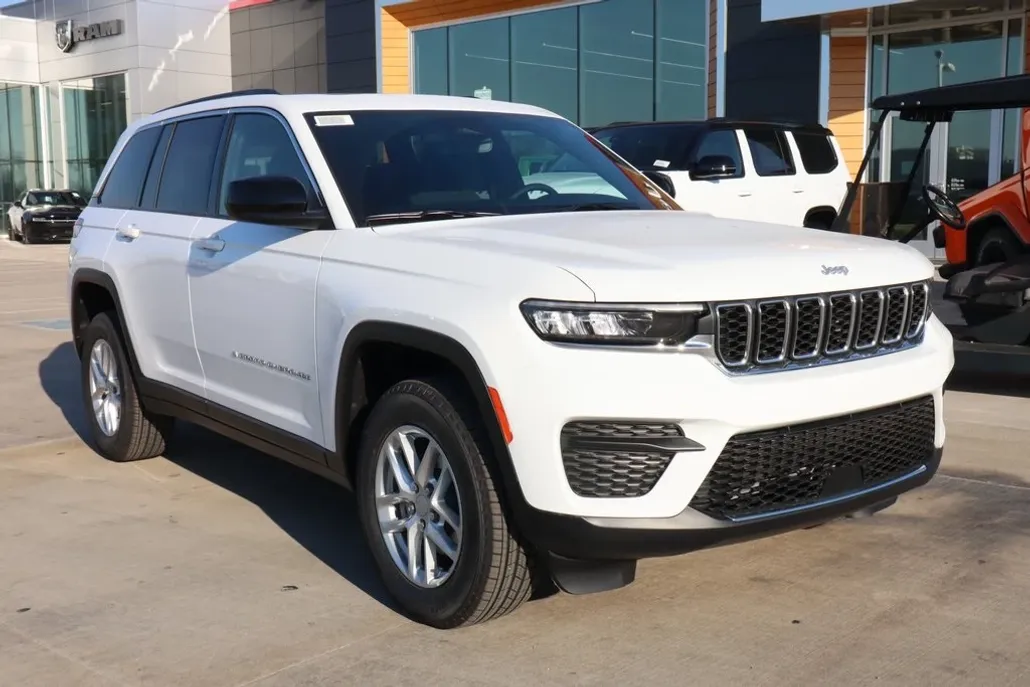 2025 Jeep Grand Cherokee Laredo photo 1