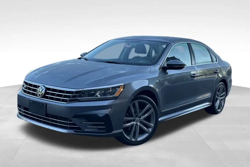 2017 Volkswagen Passat R-Line photo 1