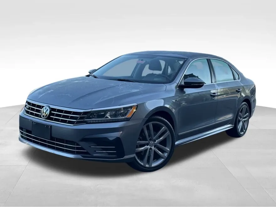 2017 Volkswagen Passat R-Line photo 1