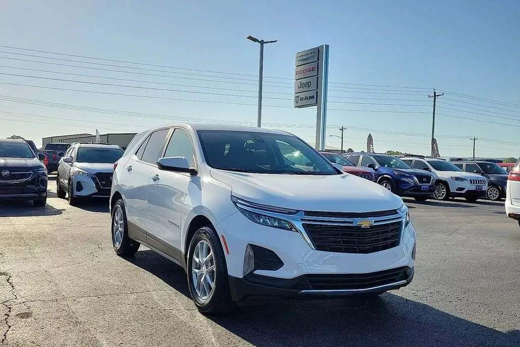 2023 Chevrolet Equinox LT photo 1