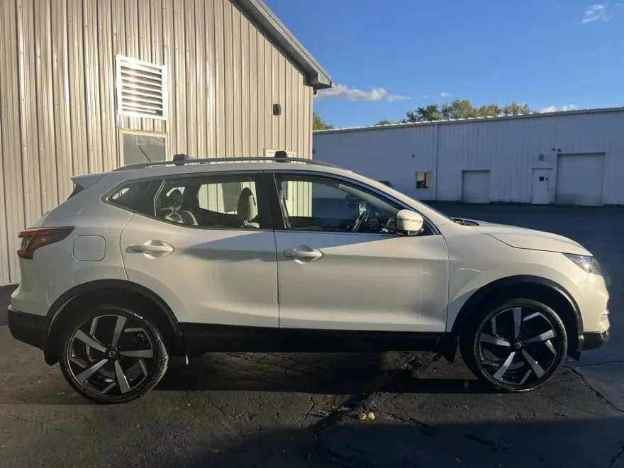 2022 Nissan Rogue Sport SL photo 1