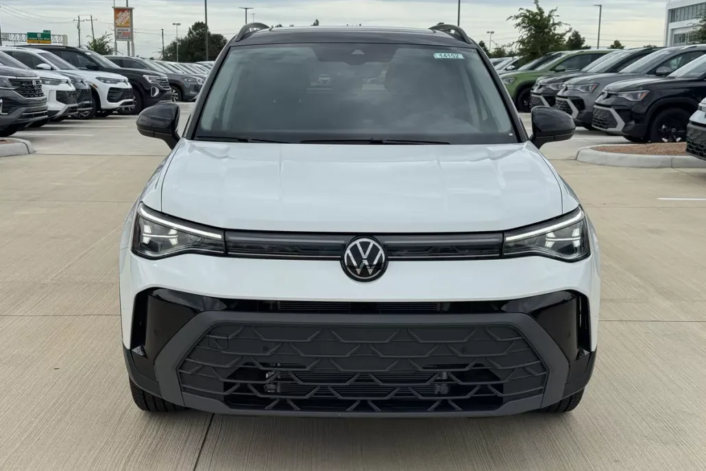 2025 Volkswagen Taos SE photo 1