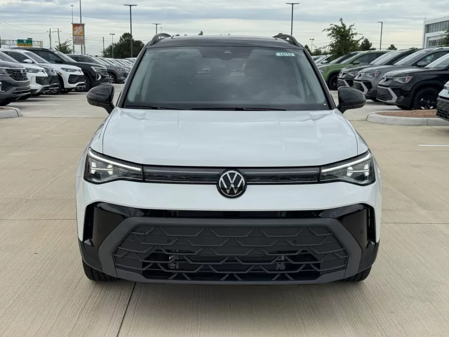 2025 Volkswagen Taos SE photo 1