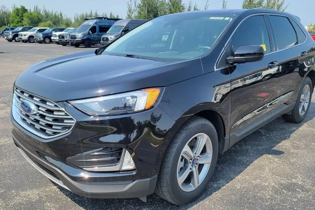 2022 Ford Edge SEL photo 1