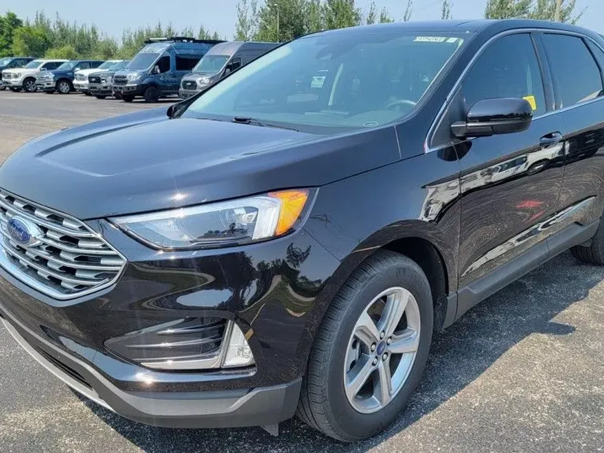 2022 Ford Edge SEL photo 1