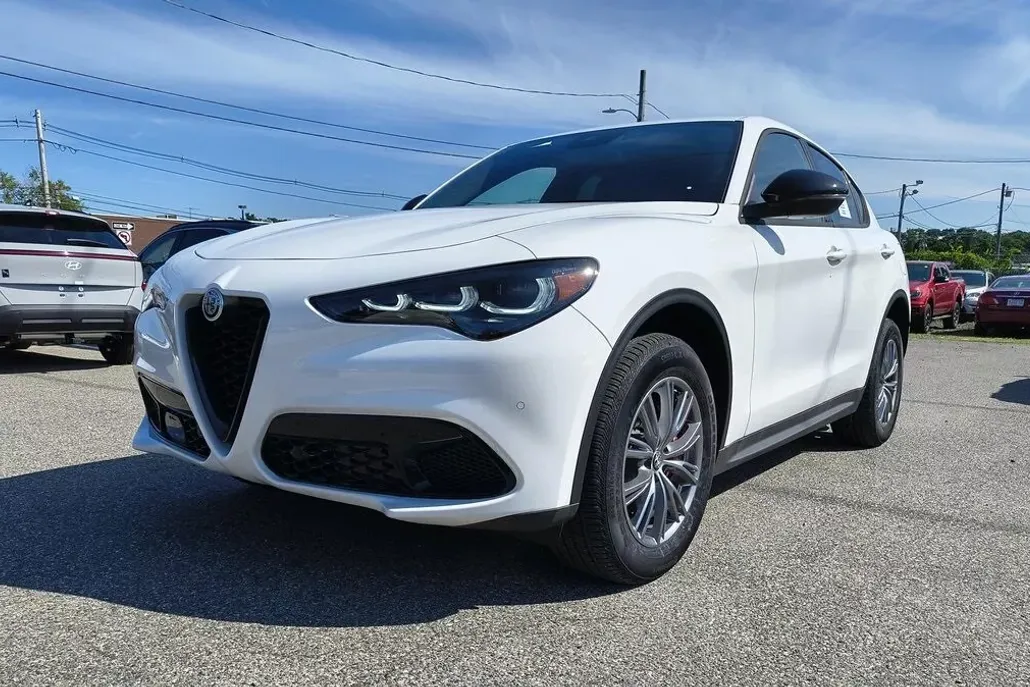 2024 Alfa Romeo Stelvio Base photo 1