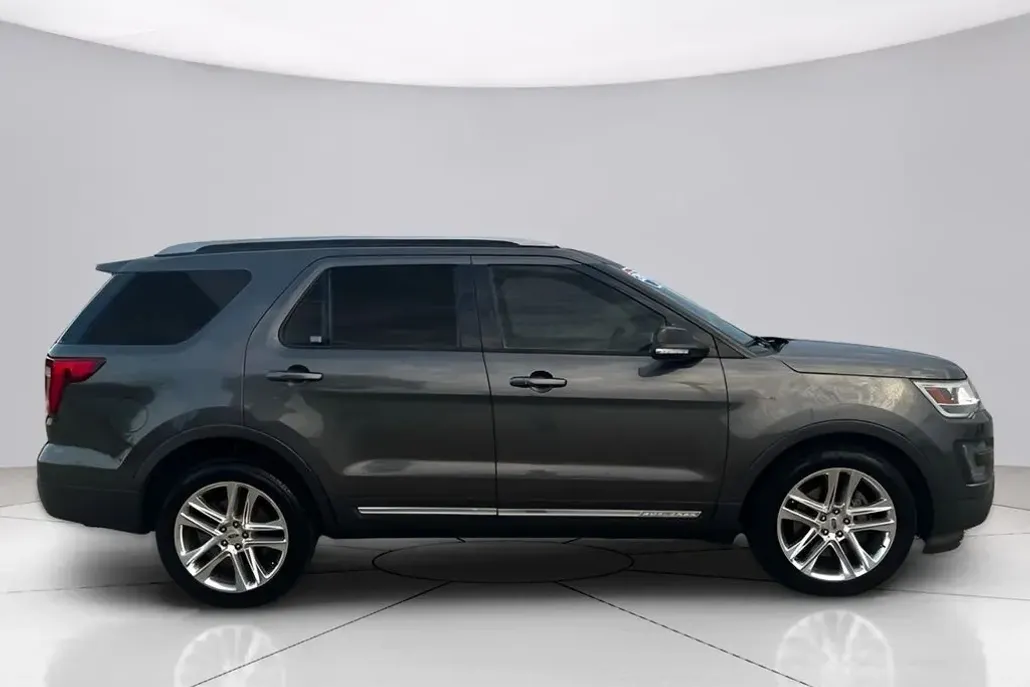 2016 Ford Explorer XLT photo 1