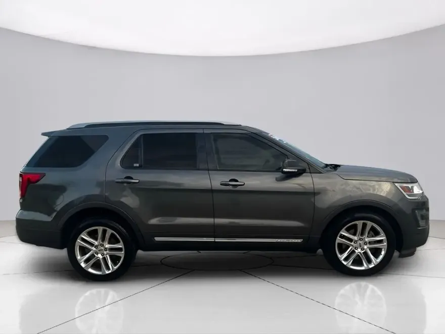 2016 Ford Explorer XLT photo 1
