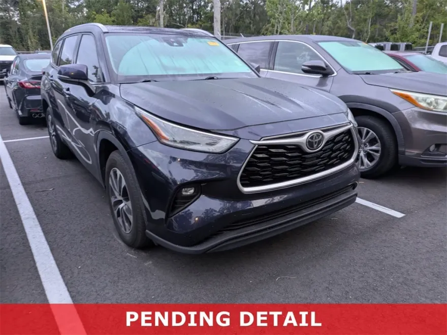 2021 Toyota Highlander XLE photo 1