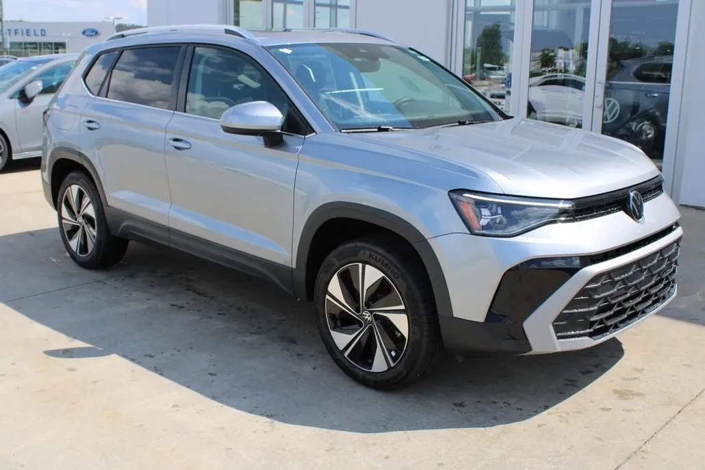 2025 Volkswagen Taos SE photo 1