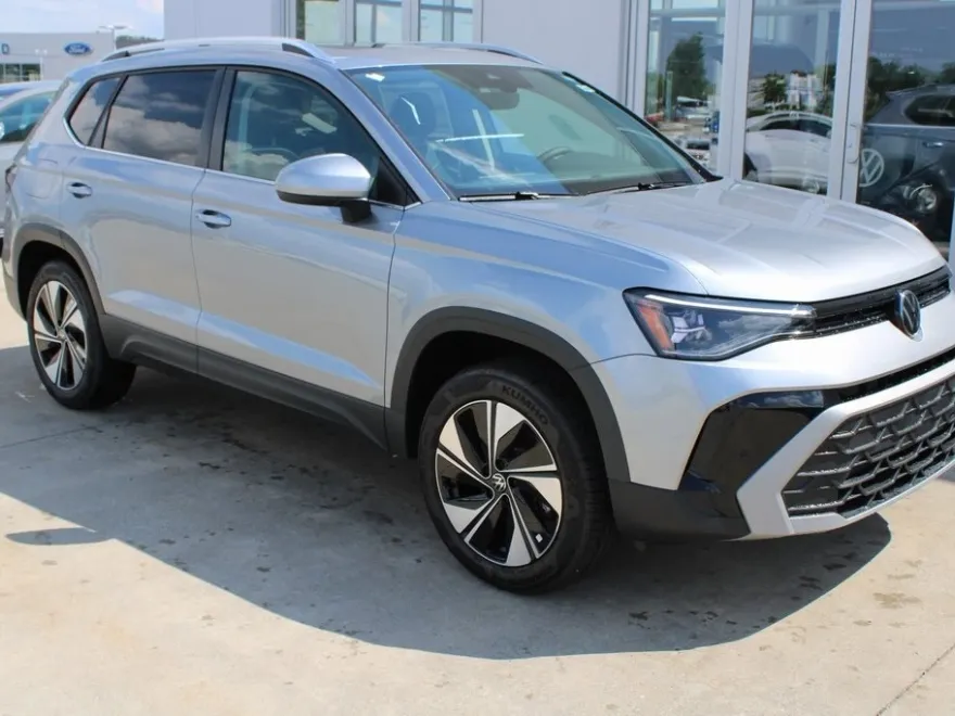 2025 Volkswagen Taos SE photo 1