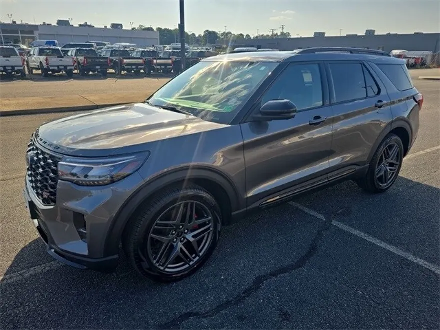 2025 Ford Explorer ST photo 1