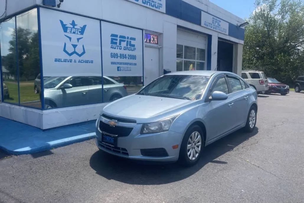 2011 Chevrolet Cruze LT photo 1