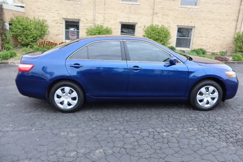 2009 Toyota Camry LE photo 1