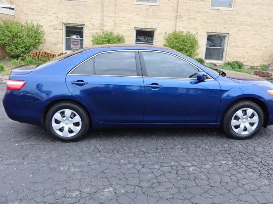 2009 Toyota Camry LE photo 1