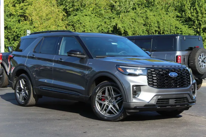 2025 Ford Explorer ST-Line photo 1