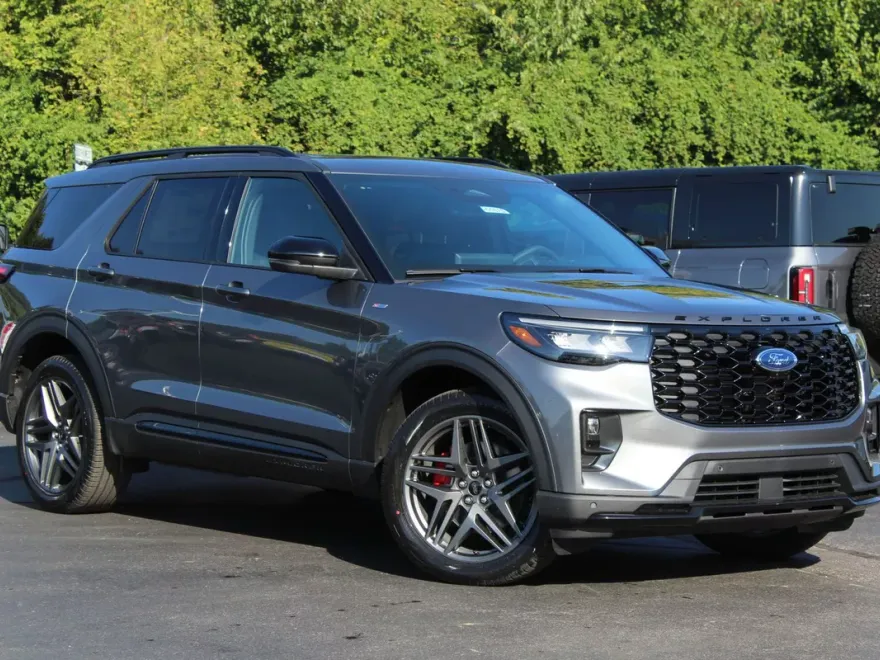 2025 Ford Explorer ST-Line photo 1