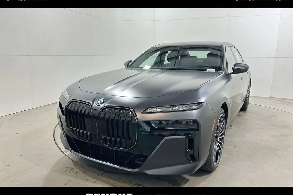 2026 Bmw 750e photo 1