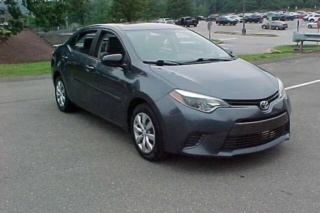 2015 Toyota Corolla LE photo 1