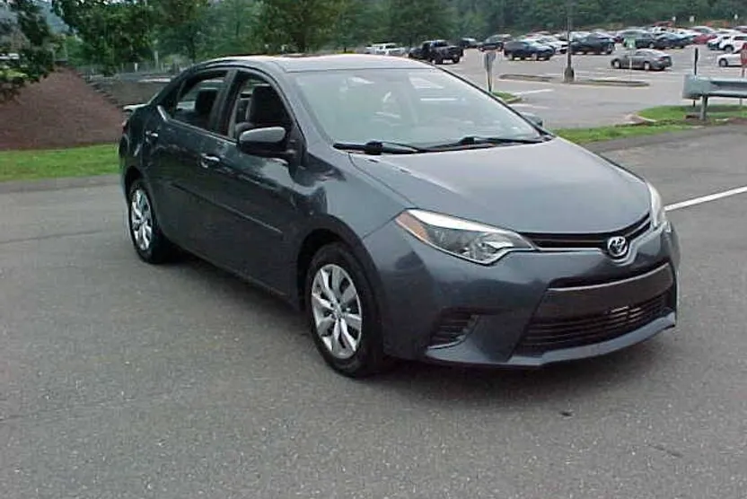 2015 Toyota Corolla LE photo 1