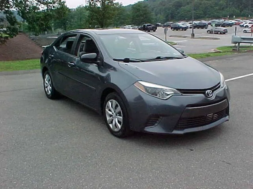 2015 Toyota Corolla LE photo 1