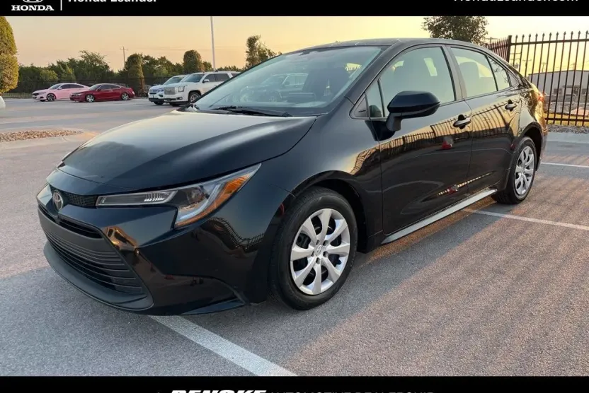 2023 Toyota Corolla LE photo 1