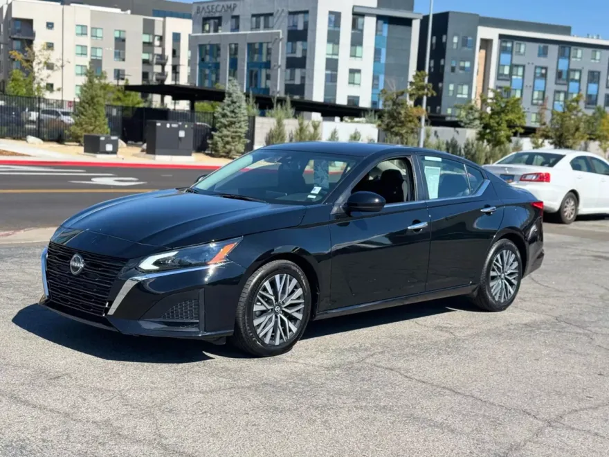 2024 Nissan Altima 2.5 SV photo 1
