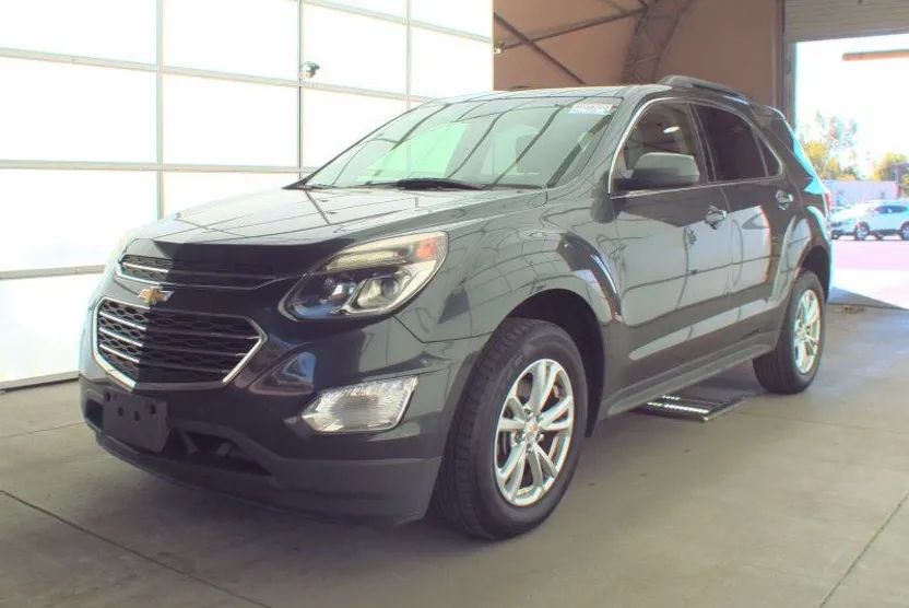 2017 Chevrolet Equinox LT photo 1