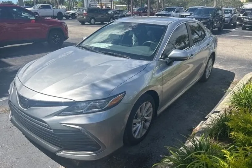 2023 Toyota Camry LE photo 1