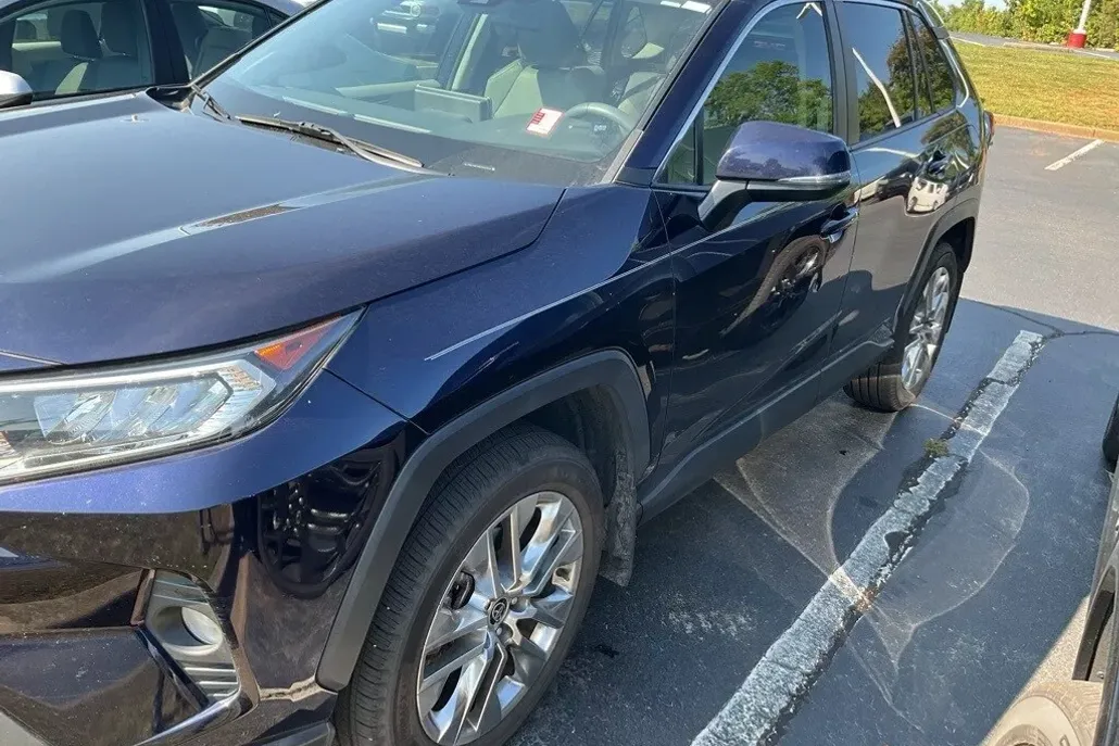 2021 Toyota RAV4 XLE Premium photo 1