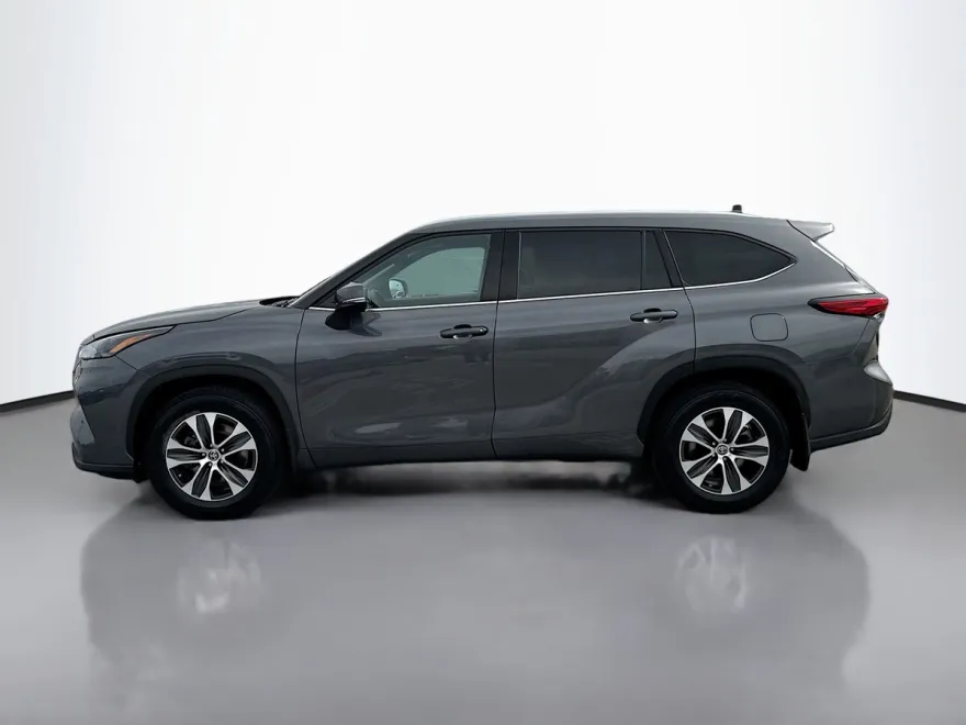 2022 Toyota Highlander XLE photo 1