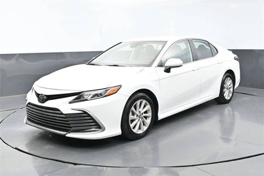 2023 Toyota Camry LE photo 1