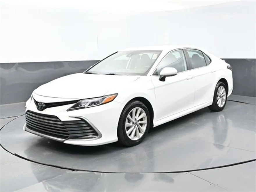 2023 Toyota Camry LE photo 1