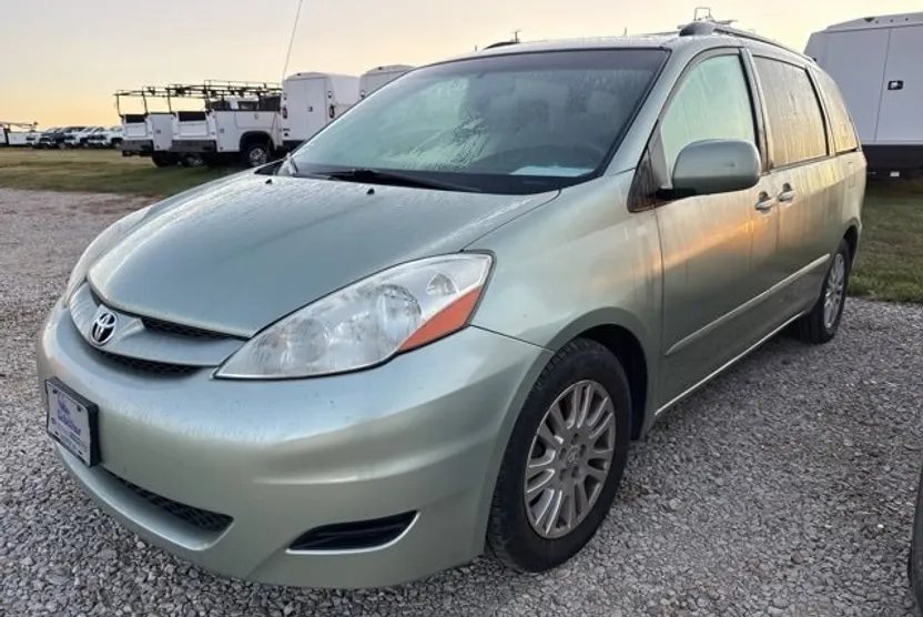 2008 Toyota Sienna XLE photo 1