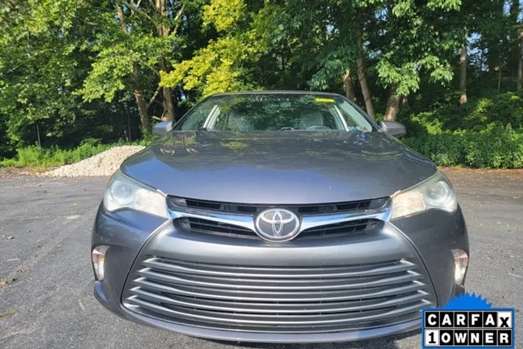 2015 Toyota Camry LE photo 1