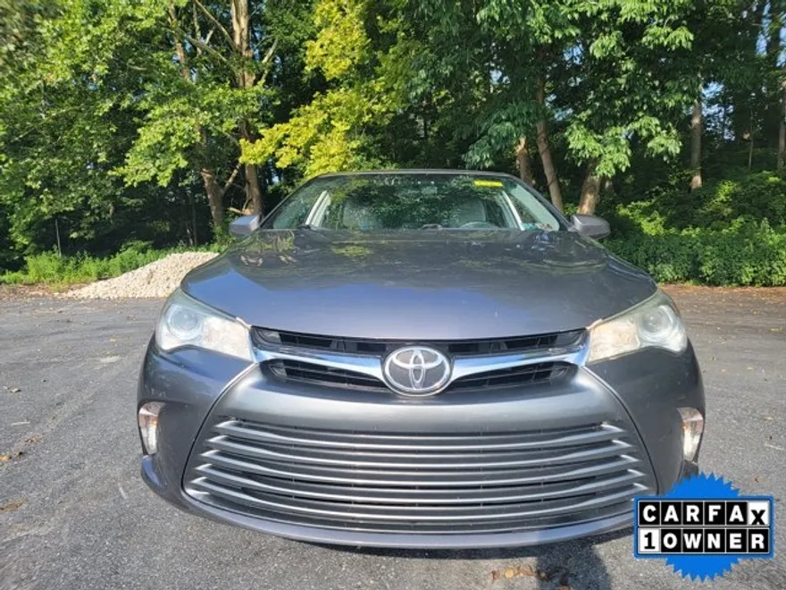 2015 Toyota Camry LE photo 1