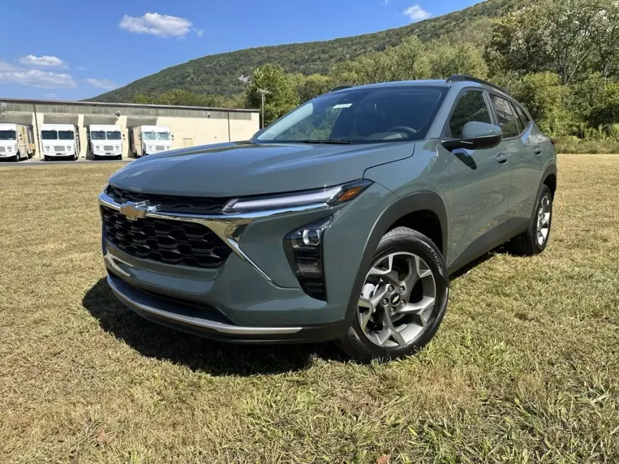 2025 Chevrolet Trax LT photo 1
