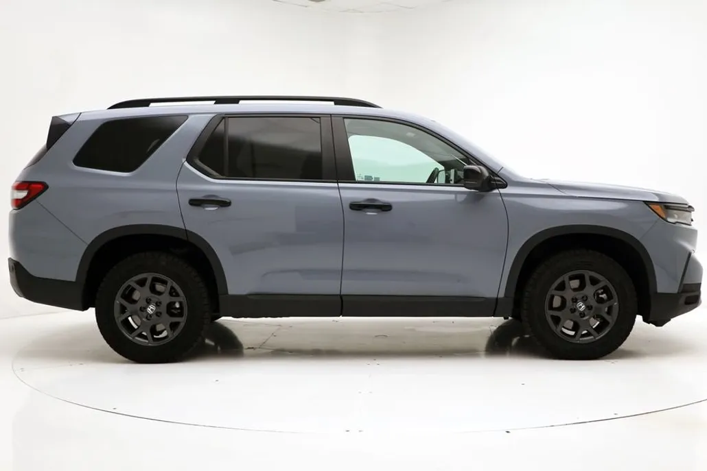 2025 Honda Pilot TrailSport photo 1