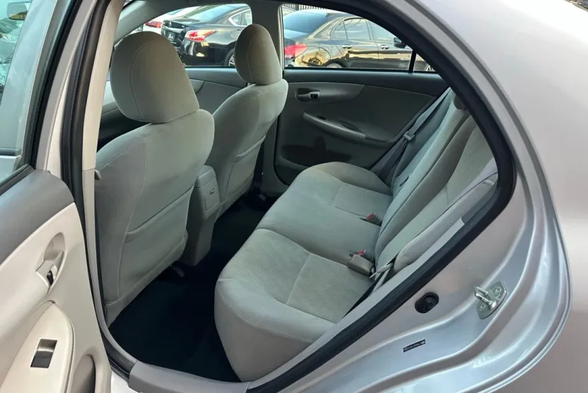 2010 Toyota Corolla LE photo 1