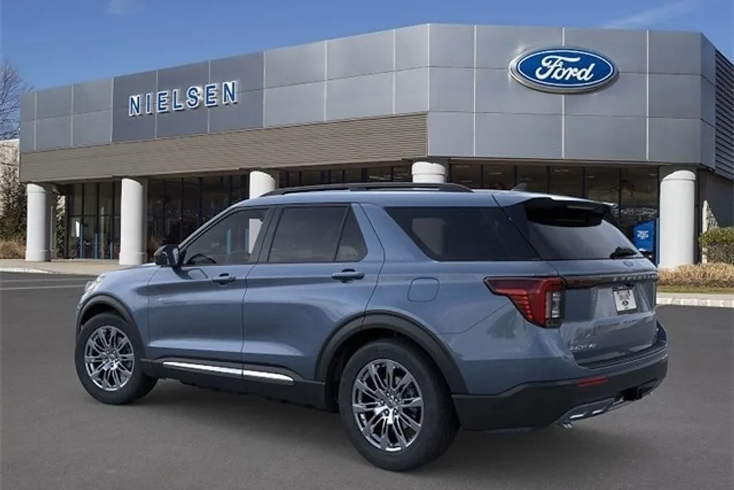 2025 Ford Explorer photo 1