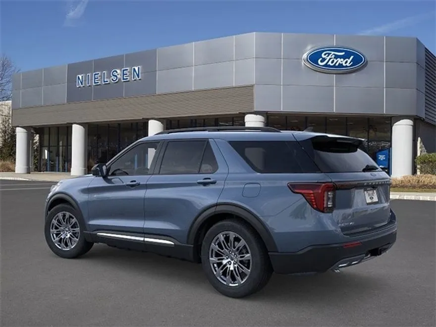 2025 Ford Explorer photo 1