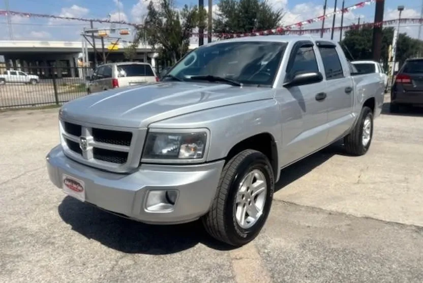 2011 Dodge Dakota SXT SLT photo 1